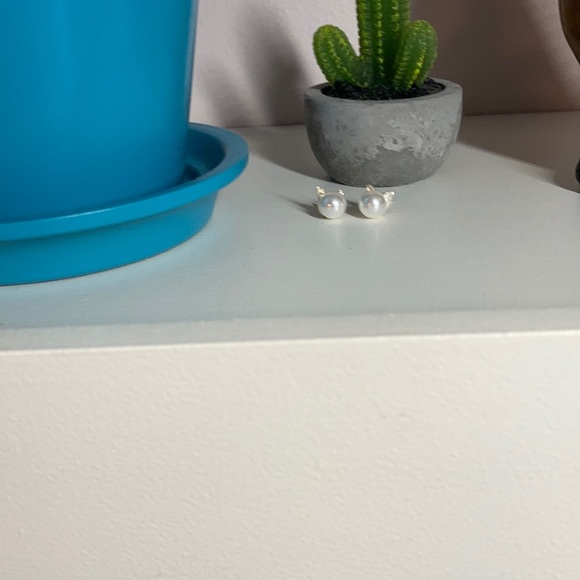 NWT pearl cat earrings! - Picture 3 of 5